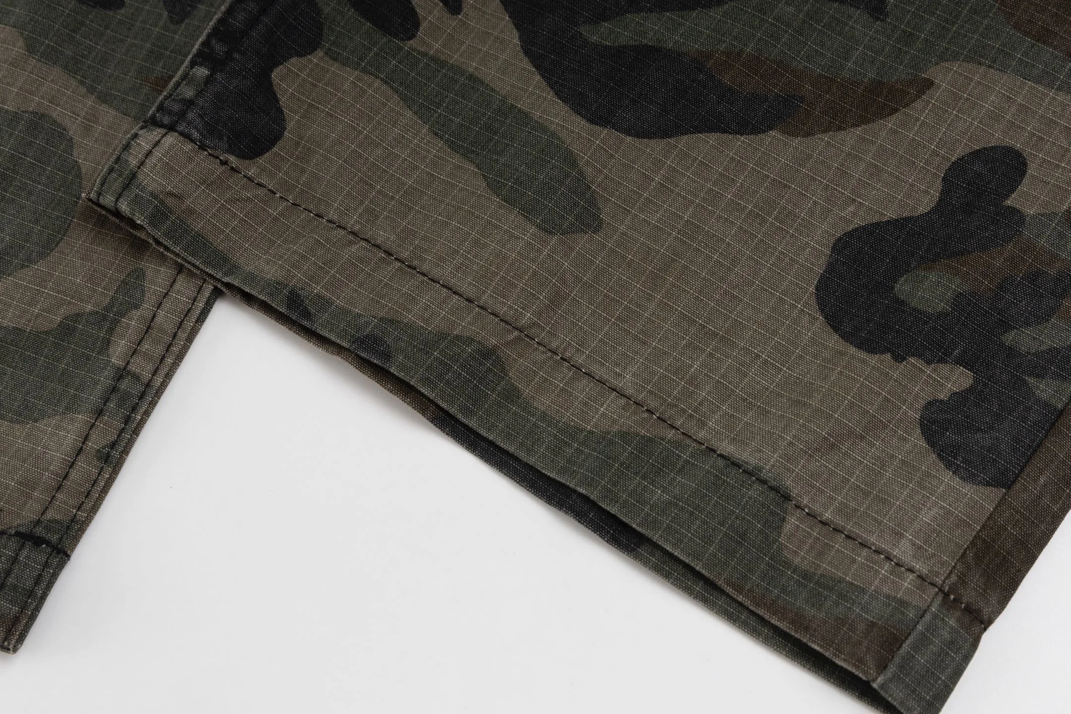 🅿️680 [Exclusive supply] CH Crow heart camouflage leather genuine antique silver work trousers. The fabric is made of custom-dyed fully divided camouflage, and the lining is CH jacquard lining. The minimum order is 1000 meters. There are 14 genuine antique silver hardware in the whole trousers. Half of the cost is spent on the hardware. The leather is made of imported lambskin, and the edge is made by hand. The embroidery on the waist is imported Tajima machine, precision embroidery. Size:32/34/36